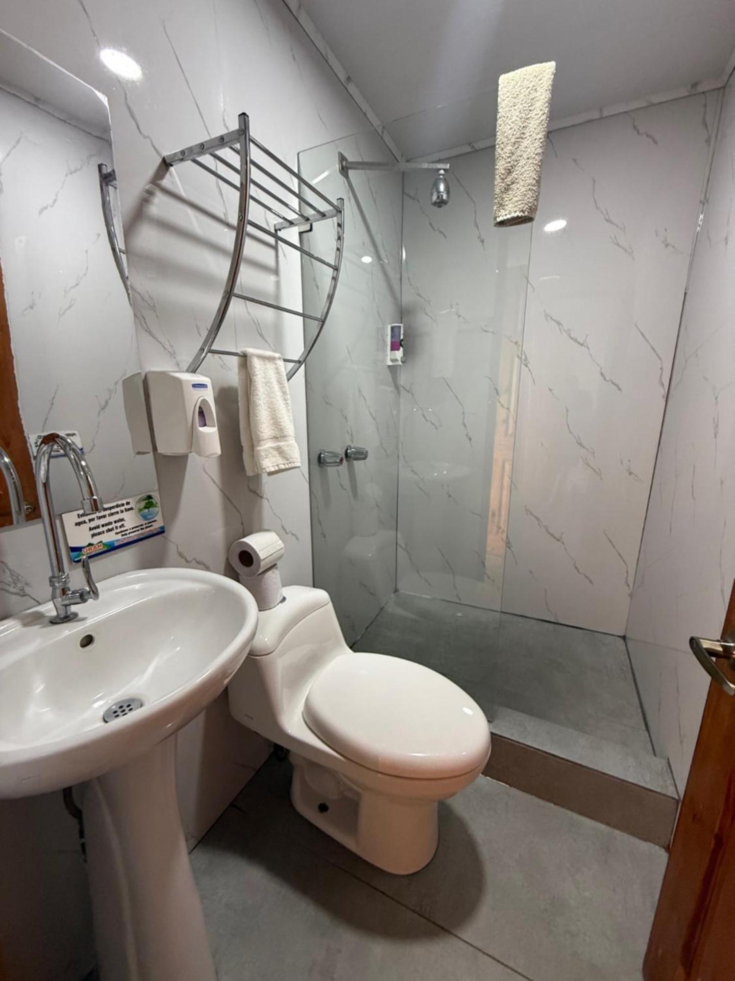 Hotel Uran Rivas Екстериор снимка