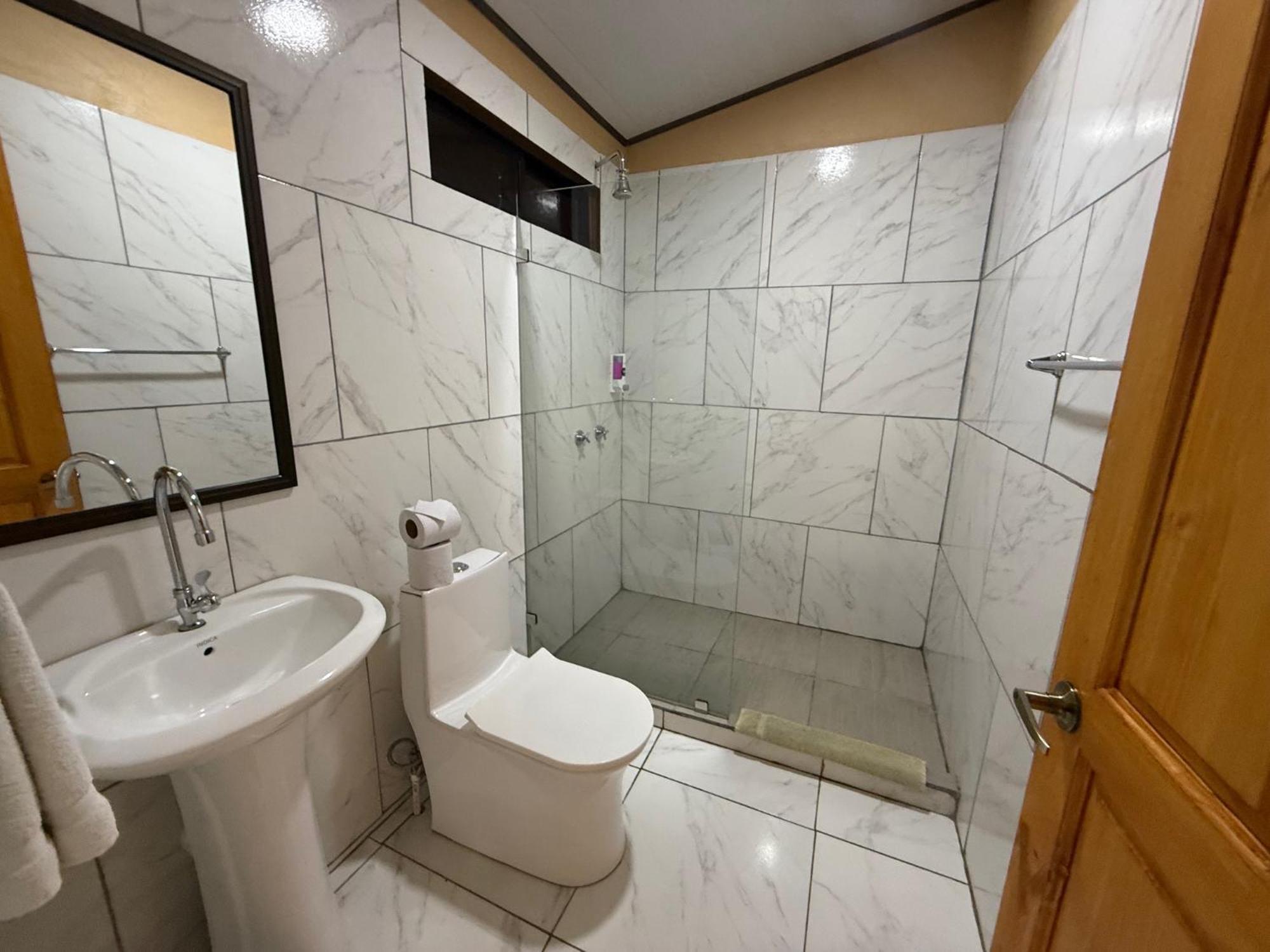 Hotel Uran Rivas Екстериор снимка